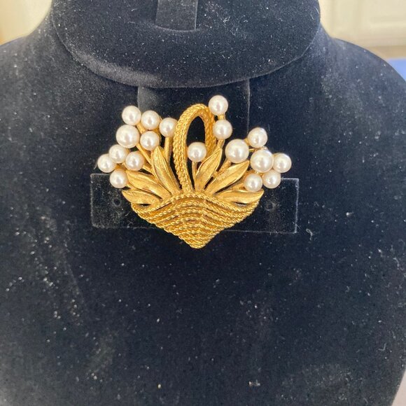 Trifari Vintage Brooch Granny Core Signed Faux Pearls Gold Tone Flowers Pin - Picture 4 of 9